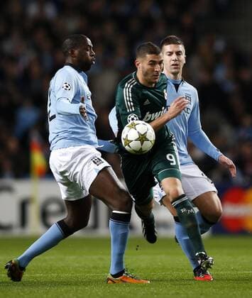 MANCHESTER, Nov. 21, 2012 -- Karim Benzema of Real Madrid breaks through the defense from Yaya Toure (L) and Matija Nastasic of Manchester City during the UEFA Champions League Group D match between Manchester City and Real Madrid at Etihad Stadium in Manchester, Britain, on Nov. 21, 2012. The match ended with a 1-1 draw. (Xinhua Wang Lili) (jyc) BRITAIN-MANCHESTER-SOCCER-UEFA CHAMPIONS LEAGUE-MANCHESTER CITY VS REAL MADRID 
