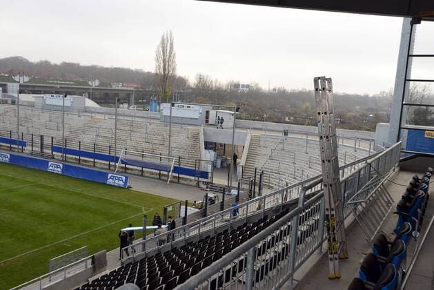 Fußball, Stadiongeschichte FSV Frankfurt 22.11.2012 Saison 2012 2013, Volksbankstadion Frankfurt, 2. Bundesliga, FSV Frankfurt Der Strafraum im Stadion wird für das Spiel FSV Frankfurt - FCK extra präpariert (FSV Frankfurt)