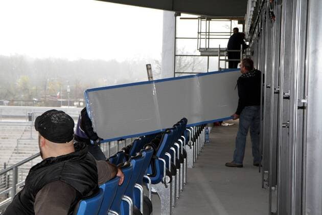 Fußball, Stadiongeschichte FSV Frankfurt 22.11.2012 Saison 2012 2013, Volksbankstadion Frankfurt, 2. Bundesliga, FSV Frankfurt Hektische Umbauarbeitem rund um die Haupttribüne und den VIPraum, Anlieferung von Möbeln, Trocknen der Wände und Malerarbeiten (FSV Frankfurt)