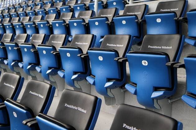 Fußball, Stadiongeschichte FSV Frankfurt 22.11.2012 Saison 2012 2013, Volksbankstadion Frankfurt, 2. Bundesliga, FSV Frankfurt, Sitzplätze mit Aufdruck des Hauptsponsors Frankfurter Volksbank