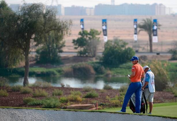 GOLF - DB World Tour Championship, Race to Dubai DUBAI,VEREINIGTE ARABISCHE EMIRATE,22.NOV.12 - DIVERS, GOLF - DB World Tour Championship, Race to Dubai, Jumeirah Golf Estates. Bild zeigt Bernd Wiesberger (AUT) mit seinem Caddy. 