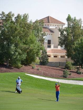 GOLF - DB World Tour Championship, Race to Dubai DUBAI,VEREINIGTE ARABISCHE EMIRATE,22.NOV.12 - DIVERS, GOLF - DB World Tour Championship, Race to Dubai, Jumeirah Golf Estates. Bild zeigt Bernd Wiesberger (AUT) mit seinem Caddy. 