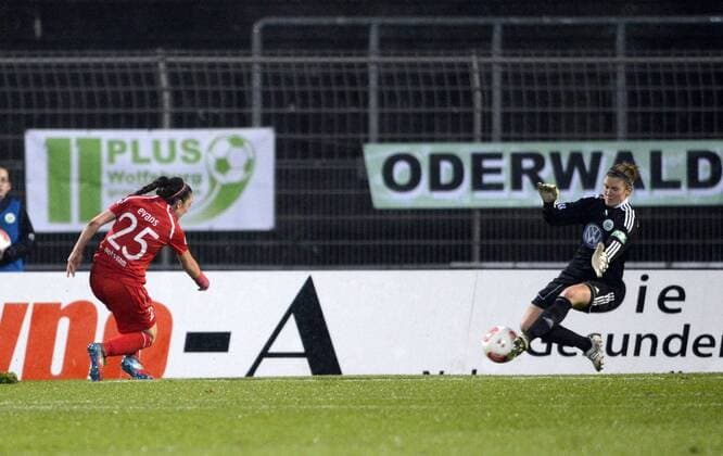 Lisa Evans (li., Pot) erzielt das Tor zum 0:1 gegen Alisa Vetterlein (WOB), VfL Wolfsburg - 1.FFC Turbine Potsdam, Fußball, Frauen, Bundesliga, Saison 2012 2013, Potsdam, 23.11.2012,