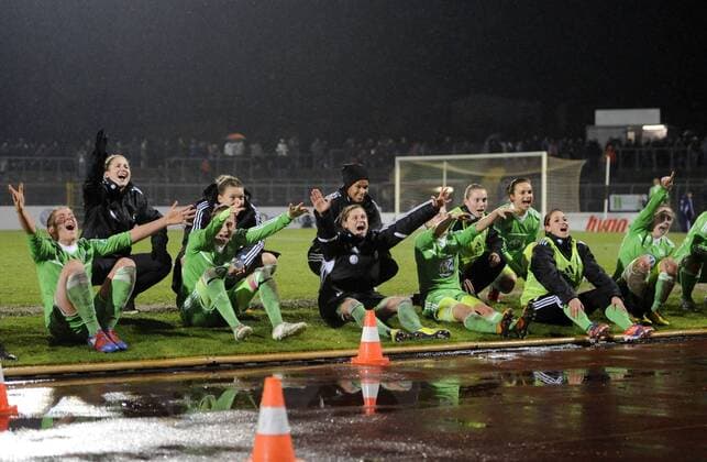 Wolfsburg bejubelt den Sieg, VfL Wolfsburg - 1.FFC Turbine Potsdam, Fußball, Frauen, Bundesliga, Saison 2012 2013, Potsdam, 23.11.2012,