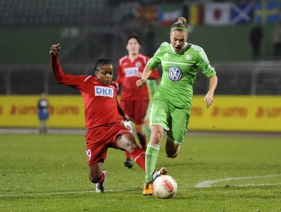 Jeannette Grace Ngock (li., Pot) und Zsanett Jakabfi (re., WOB), Szene zur roten Karte, VfL Wolfsburg - 1.FFC Turbine Potsdam, Fußball, Frauen, Bundesliga, Saison 2012 2013, Potsdam, 23.11.2012,