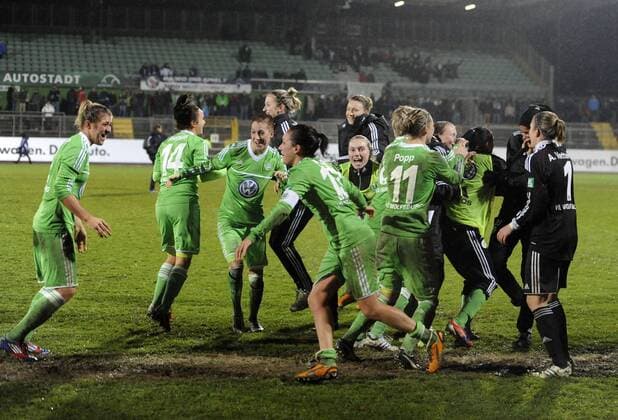 Wolfsburger Mannschaft feiert den Sieg, VfL Wolfsburg - 1.FFC Turbine Potsdam, Fußball, Frauen, Bundesliga, Saison 2012 2013, Potsdam, 23.11.2012,