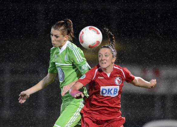 Verena Feißt (li., WOB) und Lisa Evans (Pot), VfL Wolfsburg - 1.FFC Turbine Potsdam, Fußball, Frauen, Bundesliga, Saison 2012 2013, Potsdam, 23.11.2012,