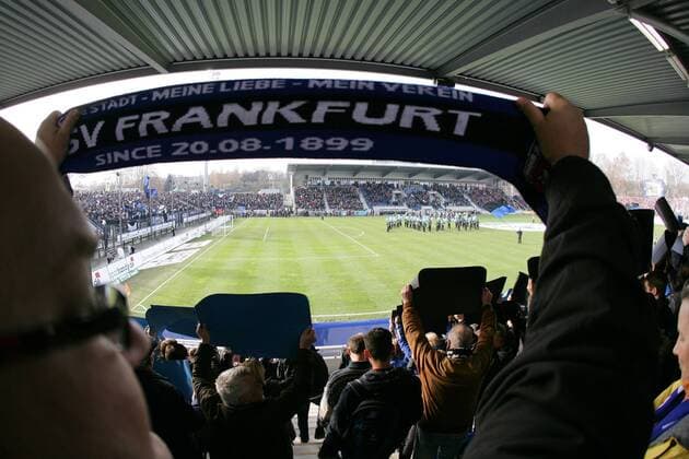 Fußball, Stadiongeschichte FSV Frankfurt Fußball, 2. Bundesliga, 15. Spieltag: FSV Frankfurt am Samstag (24.11.2012) im Frankfurter Volksbank Stadion in Frankfurt am Main. Die neue Haupttribüne wurde heute erstmals für Besucher freigegeben.