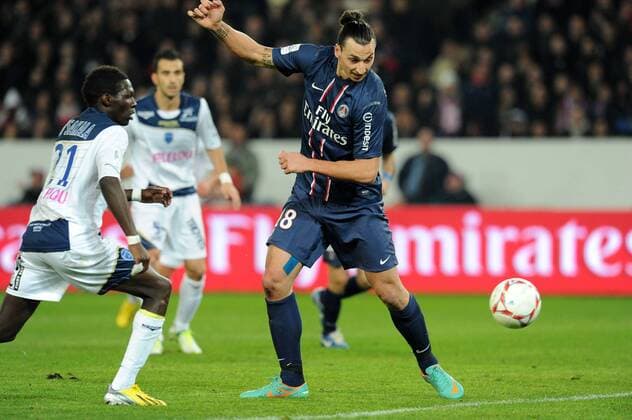 Zlatan Ibrahimovic (PSG) Fabrice N Sakala (Troyes) FOOTBALL : PSG vs Troyes - Ligue 1- 24 11 2012 N.LeGouic FEP Panoramic 