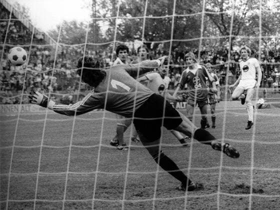 Gerd Zewe (Fortuna Düsseldorf, re.) erzielt gegen Torwart Fred Werner Bockholt (Bayer 04 Leverkusen) das Tor zum 2:1