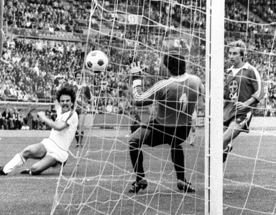 Hubert Schmitz (Fortuna Düsseldorf, li.) erzielt gegen Torwart Fred Werner Bockholt (Bayer 04 Leverkusen) das Tor zum 1:0
