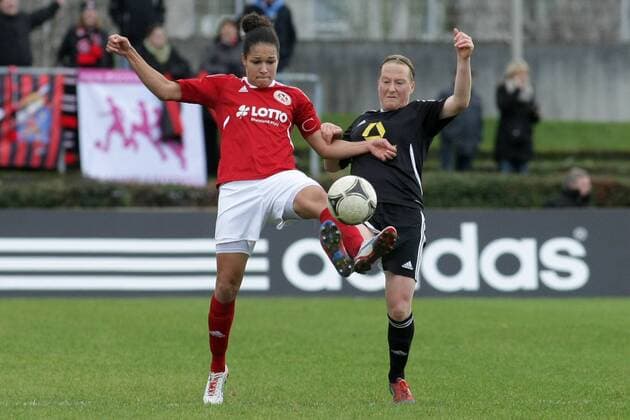Frauenfußball, Bundesliga, 10. Spieltag: 1. FFC Frankfurt - SC 07 Bad Neuenahr am Sonntag (25.11.2012) im Stadion am Brentanobad in Frankfurt am Main. Celia Okoyino da Mbabi (SC 07 Bad Neuenahr, L), Melanie Behringer (1. FFC Frankfurt).