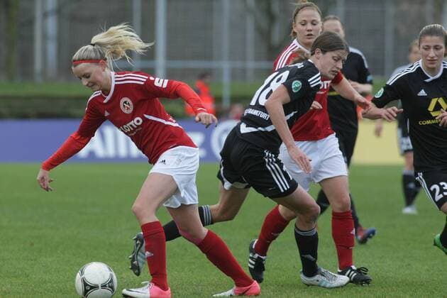 Frauenfußball, Bundesliga, 10. Spieltag: 1. FFC Frankfurt - SC 07 Bad Neuenahr am Sonntag (25.11.2012) im Stadion am Brentanobad in Frankfurt am Main. Corina Schröder (SC 07 Bad Neuenahr, L), Kerstin Garefrekes (1. FFC Frankfurt).