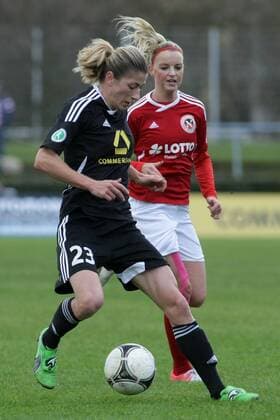 Frauenfußball, Bundesliga, 10. Spieltag: 1. FFC Frankfurt - SC 07 Bad Neuenahr am Sonntag (25.11.2012) im Stadion am Brentanobad in Frankfurt am Main. Bianca Schmidt (1. FFC Frankfurt) vor Corina Schröder (SC 07 Bad Neuenahr).