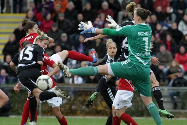 Frauenfußball, Bundesliga, 10. Spieltag: 1. FFC Frankfurt - SC 07 Bad Neuenahr am Sonntag (25.11.2012) im Stadion am Brentanobad in Frankfurt am Main. Svenja Huth (1. FFC Frankfurt, L), Torfrau Almuth Schult (SC 07 Bad Neuenahr).