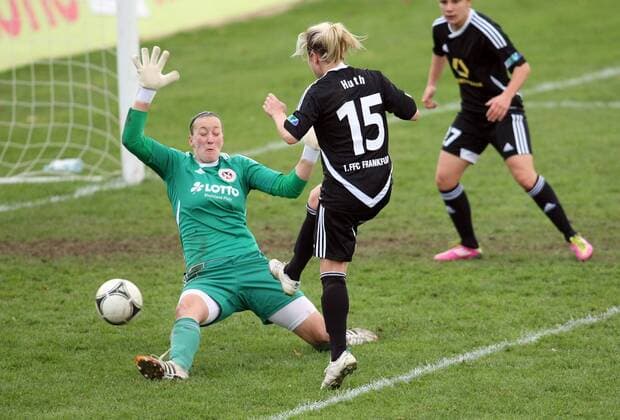 Svenja Huth (Frankfurt) trifft zum 0:3 gegen Torfrau Almuth Schult (Bad Neuenahr) , 1. FFC Frankfurt - SC 07 Bad Neuenahr, 1. Frauen Fussball Bundesliga 2012 2013, 25.11.2012