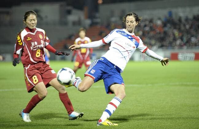 (121125) -- SAITAMA, Nov. 25, 2012 (Xinhua) -- Lotta Schelin (R) of Olympique Lyonnais of France competes during the final against INAC Kobe of Japan at the International Women s Club soccer championship in Saitama, Japan Nov. 25, 2012. Olympique Lyonnais defeated INAC Kobe of Japan to claim the champion.(Xinhua Kenichiro Seki) (lm) JAPAN-SAITAMA-SOCCER-WOMEN S INTERNATIONAL CLUB CHAMPIONSHIP 