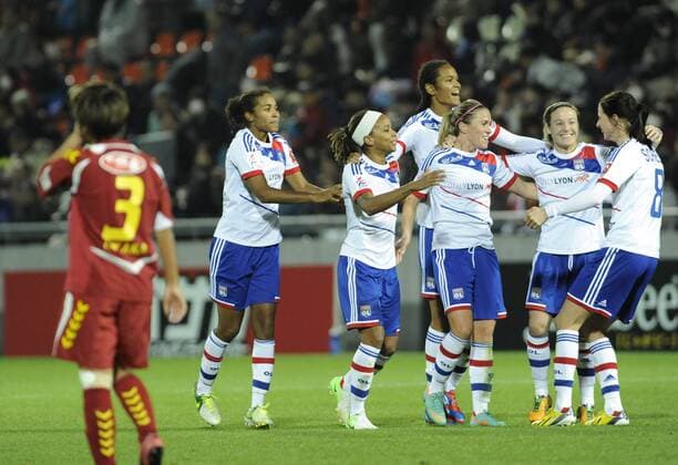 (121125) -- SAITAMA, Nov. 25, 2012 (Xinhua) -- Players of Olympique Lyonnais of France celebrate for a goal during the final against INAC Kobe of Japan at the International Women s Club soccer championship in Saitama, Japan Nov. 25, 2012. Olympique Lyonnais defeated INAC Kobe of Japan to claim the champion.(Xinhua Kenichiro Seki) (lm) JAPAN-SAITAMA-SOCCER-WOMEN S INTERNATIONAL CLUB CHAMPIONSHIP 