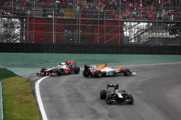 25.11.2012- Race, Crash, Nico Hulkenberg (GER) Sahara Force India F1 Team VJM05 and Lewis Hamilton (GBR) McLaren Mercedes MP4-27 Brazilian Grand Prix, Sao Paulo 22-25 November 2012 