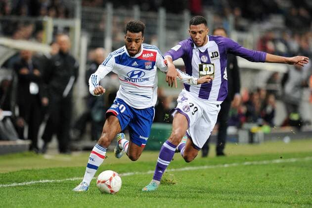 Etienne Capoue (Toulouse) Alexandre Lacazette (Lyon) FOOTBALL : Toulouse vs Lyon - Ligue 1- 25 11 2012 N.LeGouic FEP Panoramic 