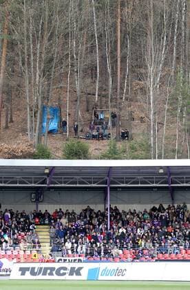 Fußball, Stadiongeschichte FC Erzgebirge Aue GER, 2.FBL, FC Erzgebirge Aue 25.11.12, Aue, Sparkassen-Erzgebirgsstadion, GER, Aue , 2.FBL, 15. Spieltag, FC Erzgebirge Aue im Bild Aue-Fans beobachten das Spiel vom Wald aus