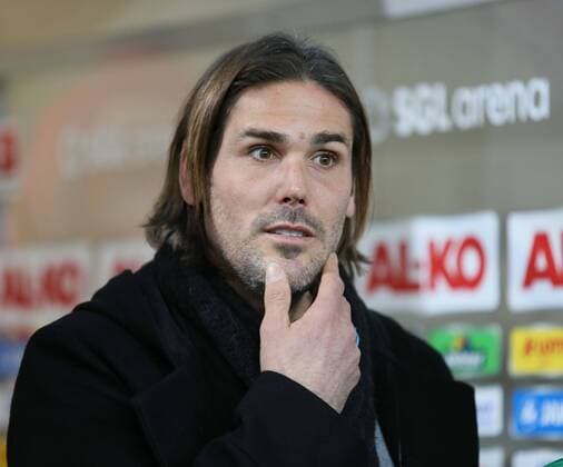 Simon JENTZSCH (Torwart FC Augsburg), in Zivil, verletzt, vor dem Spiel, vor Spielbeginn, Fussball, Männer, GER, 1. Bundesliga, 13. Spieltag, FC Augsburg vs. Borussia Mönchengladbach, Saison 2012 - 2013, 25.11.2012,