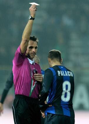 IPP20121126 Football - soccer: Serie A, FC Parma - Inter Mailand, Referee Luca Banti zeigt Rodrigo Palacio gelb xHOCHxZWEIx xItalyxPhotoxPressx 