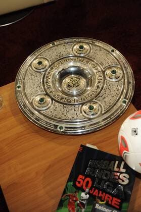 Die Meisterschale als Deko in der ARD Talkshow Menschen bei Maischberger am 27.11.2012 in Köln mit dem Thema: 50 Jahre Bundesliga