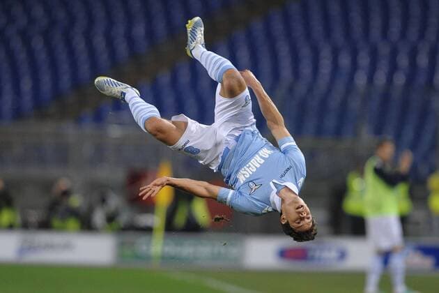 Mi Roma 27 11 2012 - Torjubel Hernanes, Lazio Rom, mit Überschlag 