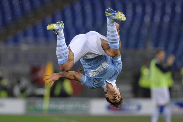Mi Roma 27 11 2012 - Torjubel Hernanes, Lazio Rom, mit Überschlag 
