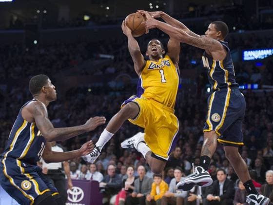 LOS ANGELES, Nov. 27, 2012 (Xinhua) -- Darius Morris (C) of Los Angeles Lakers goes to the basket during the NBA Basketball Herren USA basketball game against Indiana Pacers in Los Angeles, the United States, on Nov. 27, 2012. Lakers lost 77-79. (Xinhua Yang Lei)(lm) U.S.-LOS ANGELES-NBA-LAKERS VS PACERS 