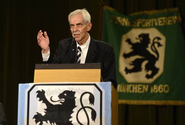 28.11.2012, Fussball 2.Bundesliga 2012 2013, 44. Delegiertenversammlung des TSV München von 1860 e.V., in der Gaststätte Heide-Volm in Planegg bei München. Präsident Dieter Schneider (1860) am Rednerpult.