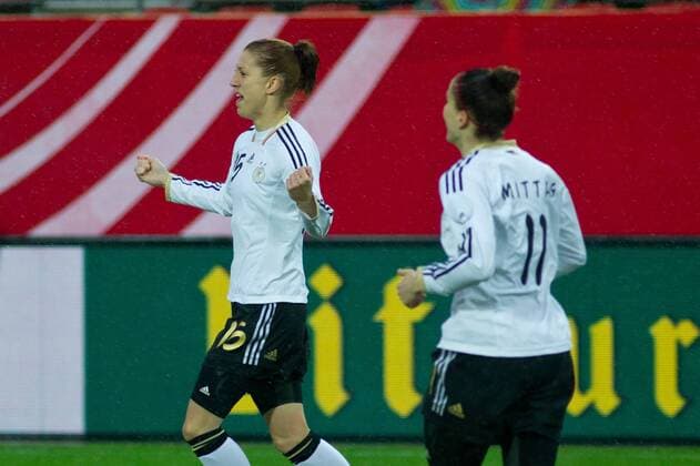 Torjubel - Torschützin Verena Faißt (li.,Deutschland) trifft zum 1-0 - Frauen Test Länderspiel Deutschland vs. Frankreich im Erdgas Sportpark in Halle Saale - Aktion,Fußball,Frau,29.11.2012,Deutschland