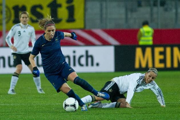 Zweikampf - Camille Abily (li.,Frankreich) gegen Lena Gößling (Deutschland) - Frauen Test Länderspiel Deutschland vs. Frankreich im Erdgas Sportpark in Halle Saale - Aktion,Fußball,Frau,29.11.2012,Deutschland