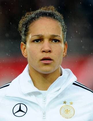 29. November 2012: Halle (Saale), Erdgas Arena: Fussball Länderspiel der Frauen: Deutschland - Frankreich: Deutschlands Celia Okoyino da Mbabi nachdenklich.