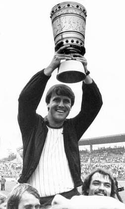 Trainer Hans Dieter Tippenhauer (Fortuna Düsseldorf) feiert den DFB Pokal Sieg 1979 und präsentiert die Trophäe