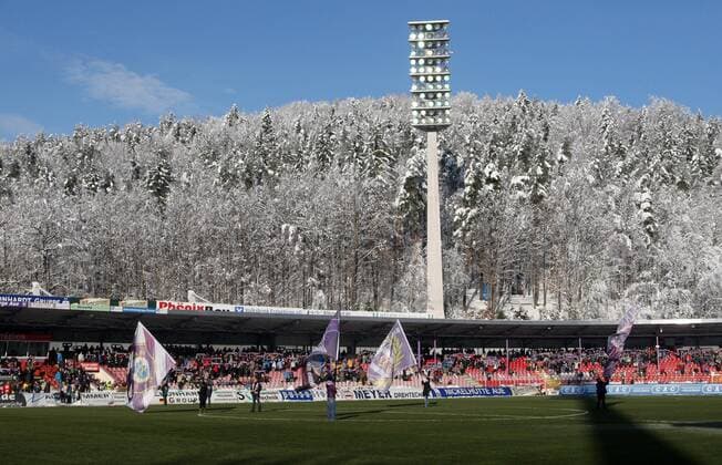 Fußball, Stadiongeschichte FC Erzgebirge Aue Aue, 01.12.2012, Sparkassen Erzgebirgsstadion, Fussball, 2.Bundesliga, 17.Spieltag , FC Erzgebirge Aue, Im Bild: Bundesligaspiel vor malerischer Winterkulisse. ,