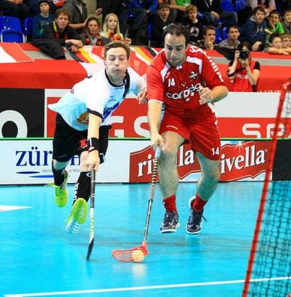 04.12.2012 Unihockey ,Floorball, Herren Weltmeisterschaft Zürich Deutschland - Kanada , Bild zeigt Jonas Hoffmann (GER) li gegen 14 Jean-Oliver Voros Aktion Zweikampf 