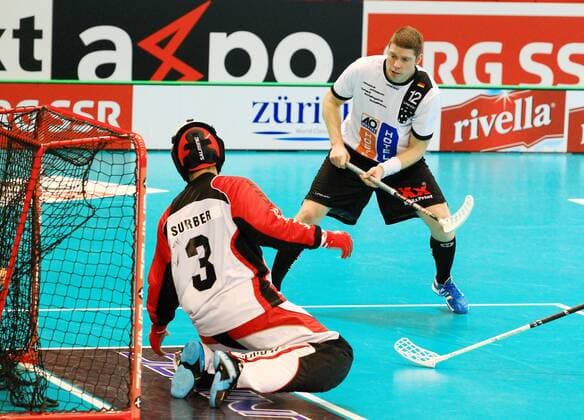 04.12.2012 Unihockey ,Floorball, Herren Weltmeisterschaft Zürich Deutschland - Kanada 10:2 , Bild zeigt Kristian Holtz (GER) schiesst an Torhüter Daniel Surber (Canada) vorbei ein Tor für Deutschland Aktion 