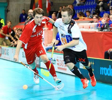 04.12.2012 Unihockey ,Floorball, Herren Weltmeisterschaft Zürich Deutschland - Kanada , Bild zeigt Robert Mueller (GER) li gegen Marc von Reding (Canada) Aktion Zweikampf 