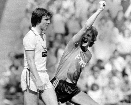 Franz Josef -Jupp- Tenhagen (VfL Bochum) jubelt, li. Klaus Fischer (FC Schalke 04)