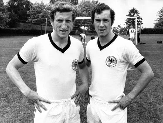 Hans Georg -Katsche- Schwarzenbeck (li.) und Franz Beckenbauer (beide BR Deutschland)