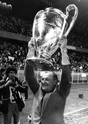 Trainer Bob Paisley präsentiert die Trophäe, der FC Liverpool gewinnt 1980 1981 den Europapokal der Landesmeister