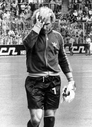 Torwart Norbert Nigbur (FC Schalke 04) ob des Abstiegs verzweifelt