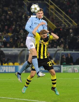 04-12-2012, Fussball, Saison 2012-2013, UEFA Champions League, Gruppenphase, Borussia Dortmund - Manchester City 1-0, Edin Dzeko (Manchester City), li., gegen Marcel Schmelzer (Borussia Dortmund)