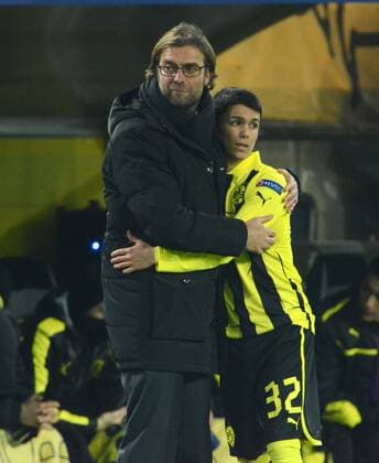 04-12-2012, Fussball, Saison 2012-2013, UEFA Champions League, Gruppenphase, Borussia Dortmund - Manchester City 1-0, Trainer Jürgen Klopp (Borussia Dortmund), li., wechselt Leonardo Bittencourt (Borussia Dortmund) ein