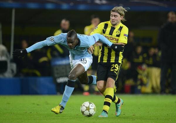 04-12-2012, Fussball, Saison 2012-2013, UEFA Champions League, Gruppenphase, Borussia Dortmund - Manchester City 1-0, Marcel Schmelzer (Borussia Dortmund), re., stoppt Mario Balotelli (Manchester City)