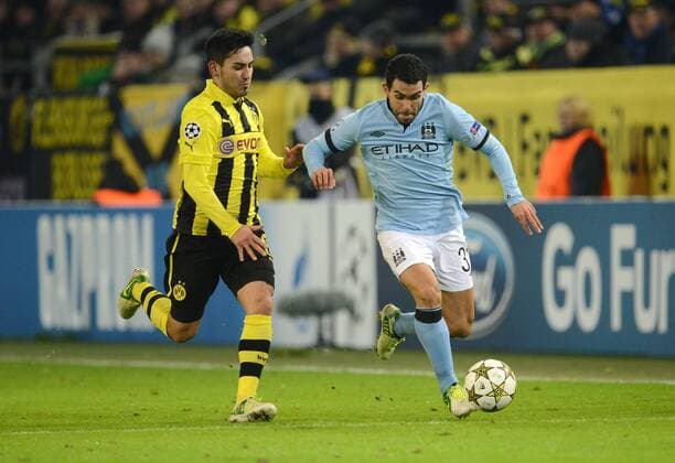 04-12-2012, Fussball, Saison 2012-2013, UEFA Champions League, Gruppenphase, Borussia Dortmund - Manchester City 1-0, Carlos Tevez (Manchester City), re., gegen Ilkay Gündogan (Borussia Dortmund)