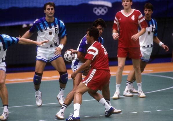 Handball - Barcelona, Olympische Spiele - Deutschland vs. GUS: Talant Dujshebaev (GUS) und Richard Ratka (Deutschland)
