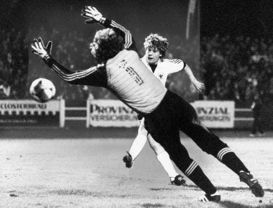 Deutschland vs Schweiz: Doris Kresimon (Deutschland) erzielt gegen Torhüterin Barbara Kunz (Schweiz)